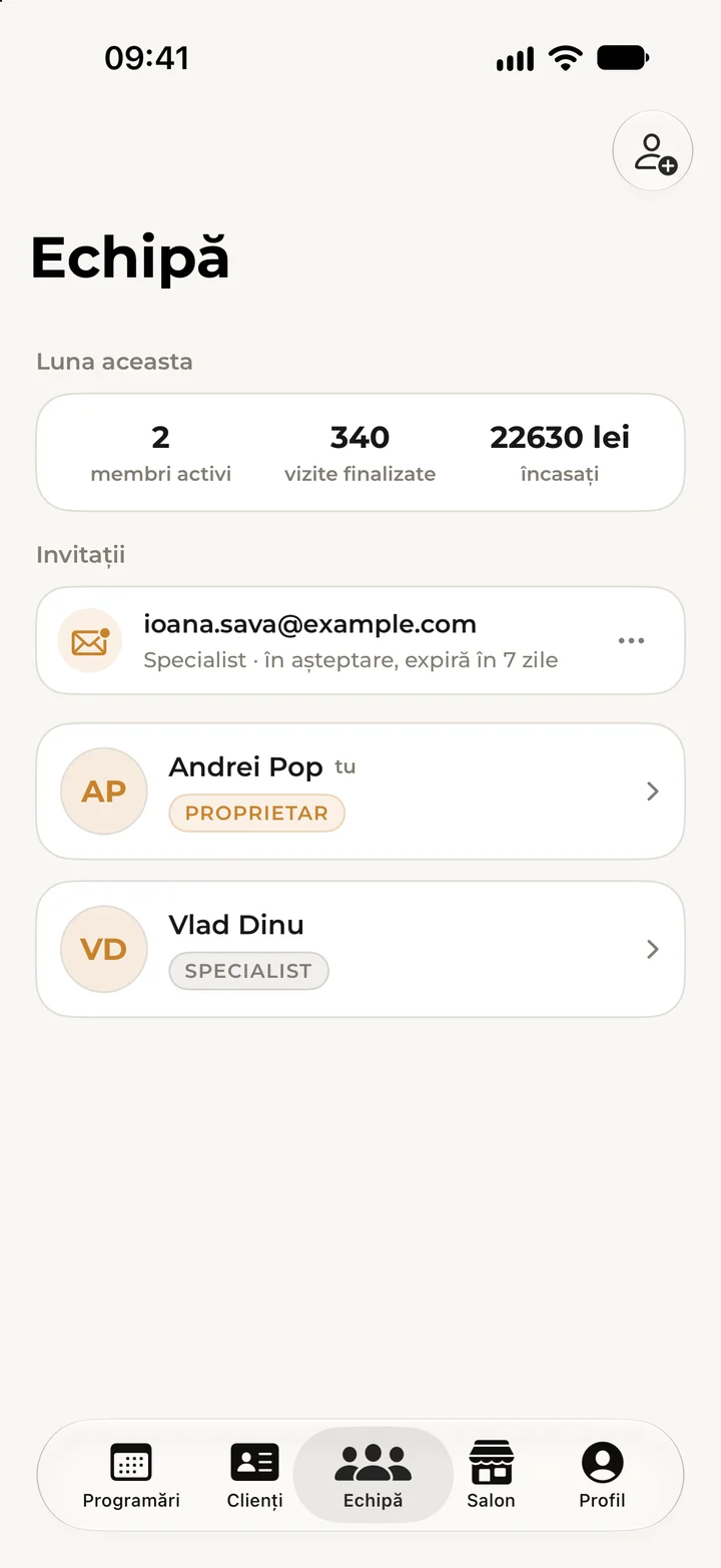 Ecranul Echipă din Kyro Studio, cu rezultatele lunii, o invitație în așteptare și membrii echipei.