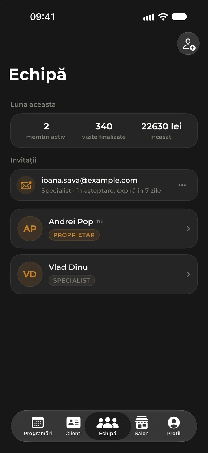 Ecranul Echipă din Kyro Studio, cu rezultatele lunii, o invitație în așteptare și membrii echipei.